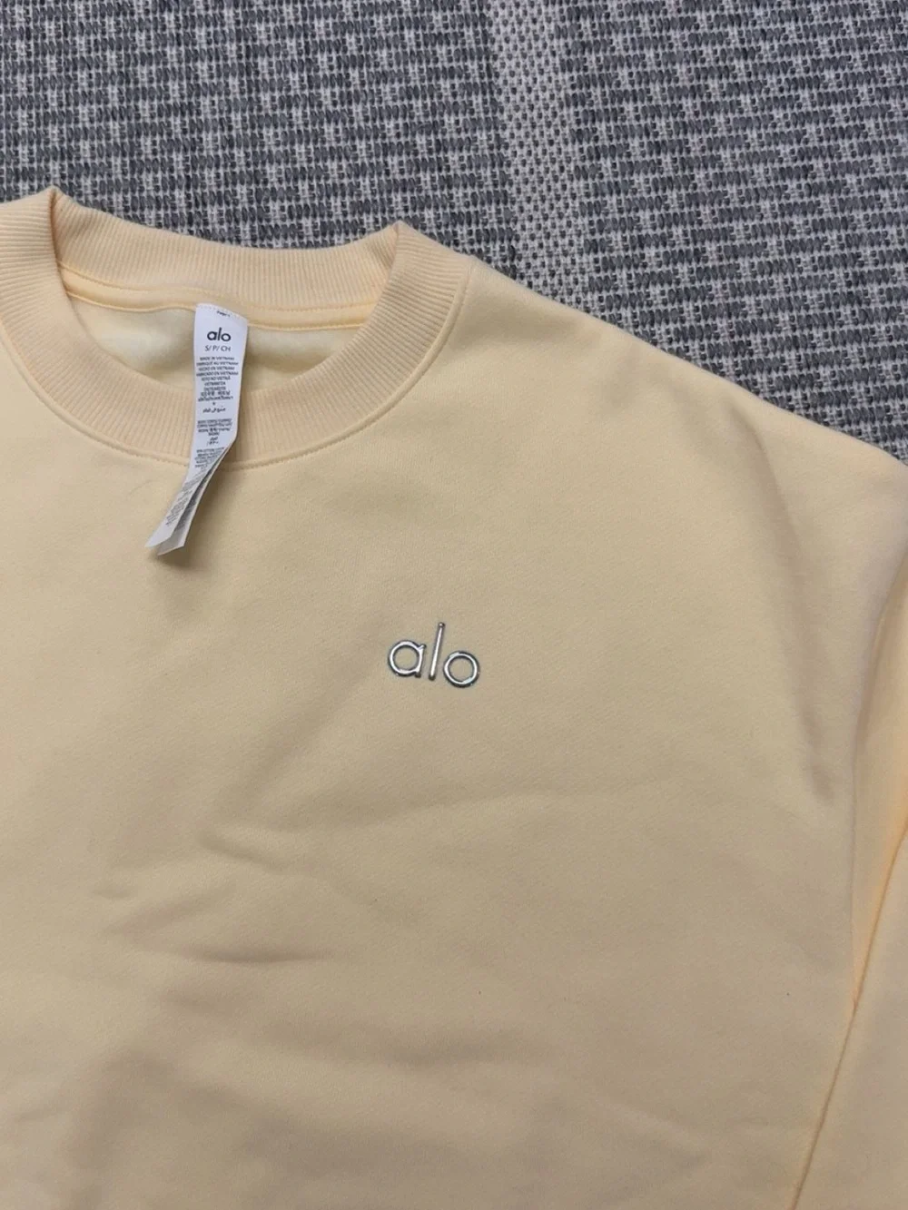 Alo Yoga Accolade Crew Neck Pullover in Candle Light Yellow